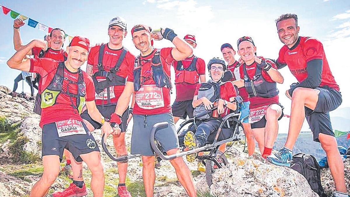 Miembros de la asociación con una persona en silla de ruedas.