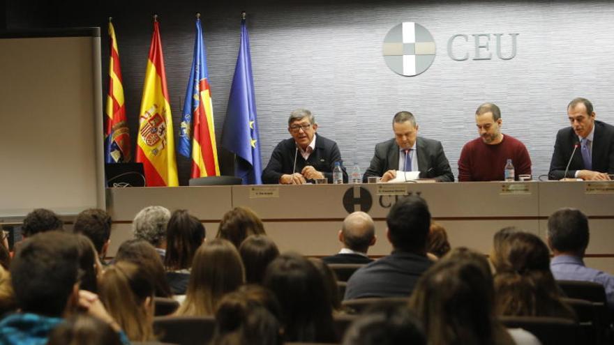 Un instante del acto que ha acogido esta mañana el CEU de Elche, con Teo Uriarte a la izquierda