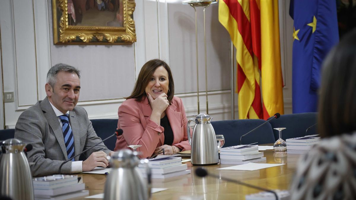 María José Catalá y Miguel Barrachina, en una junta de síndicas celebrada el mes pasado.