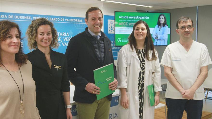 Carme García Benito (2ª dch) recibió ayer la ayuda.