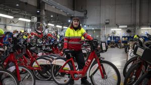 Elisabet Alegret, alumna del curso de Bicing el año pasado y ahora empleada como mecánica de bicicletas.