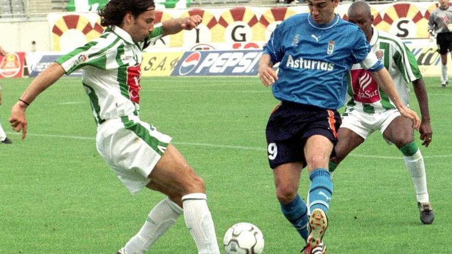 Oli, exjugador del Oviedo, en la última victoria de los azules en Córdoba, en la temporada 2001-2002.