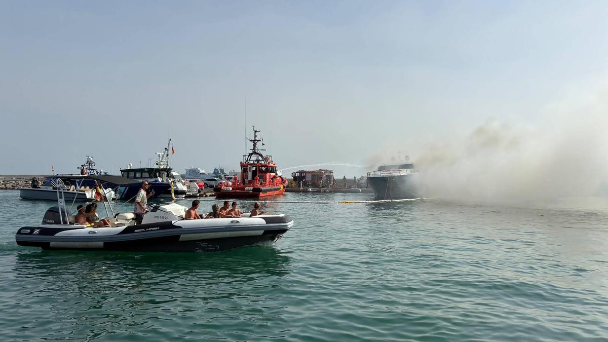 Arde un yate amarrado en el puerto deportivo Botafoc Ibiza