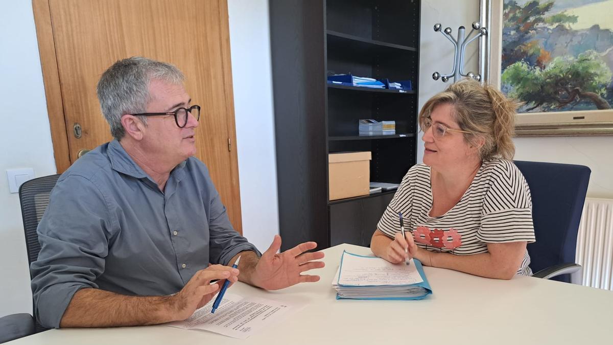 Fotos: L’alcaldessa de Palamós, Maria Puig, i l’alcalde de l’Ametlla de Mar, Jordi Gaseni, durant la trobada celebrada aquesta setmana a l’Ajuntament de Palamós.