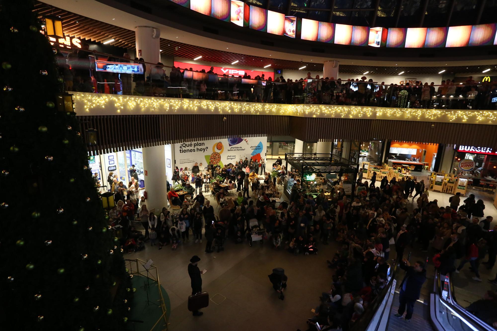 Parque Principado se enciende por Navidad: así es la decoración luminosa del centro comercial de Siero