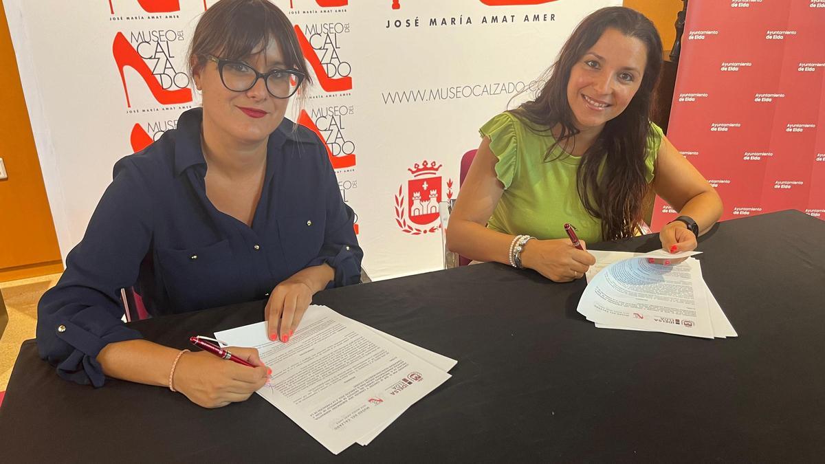 Andrea Paños (i), directora del Museo del Calzado y Elizabeth Belda (d), concejala de Industria, Empleo y Desarrollo Económico.