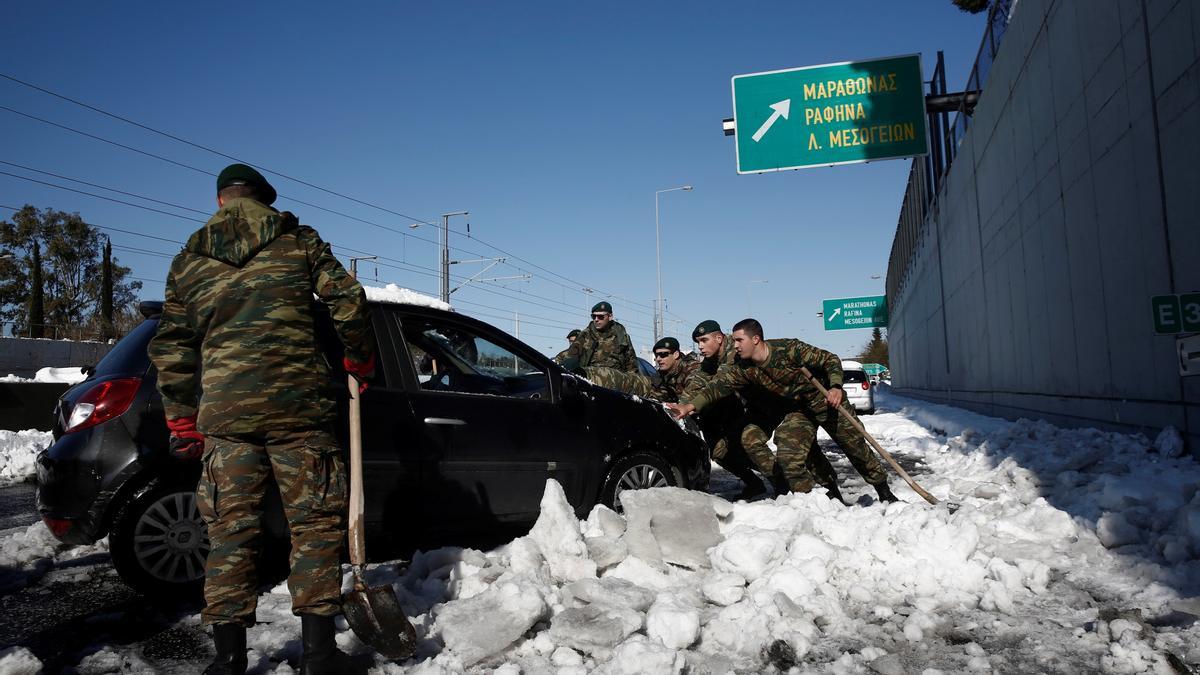 Grecia, bajo la nieve dejada por el temporal Elpis.