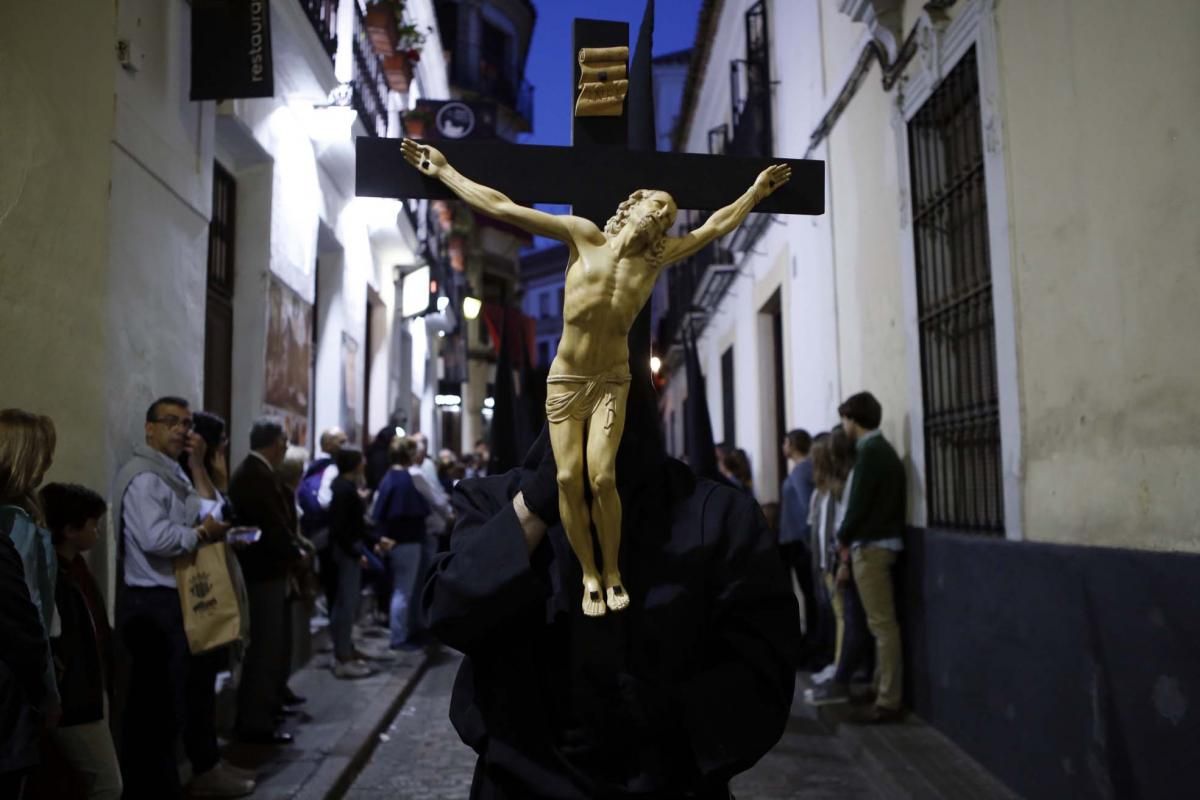 El Vía Crucis pone recogimiento a la noche cordobesa