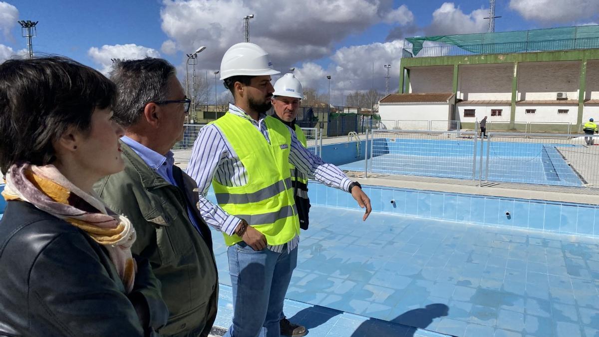 Visita del alcalde a la piscina de verano para comprobar las obras