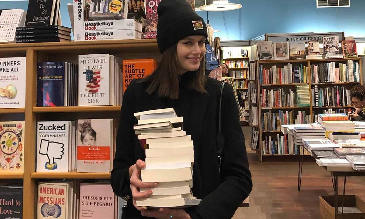 Kaia Gerber, haciendo acopio de novelas en una librería.