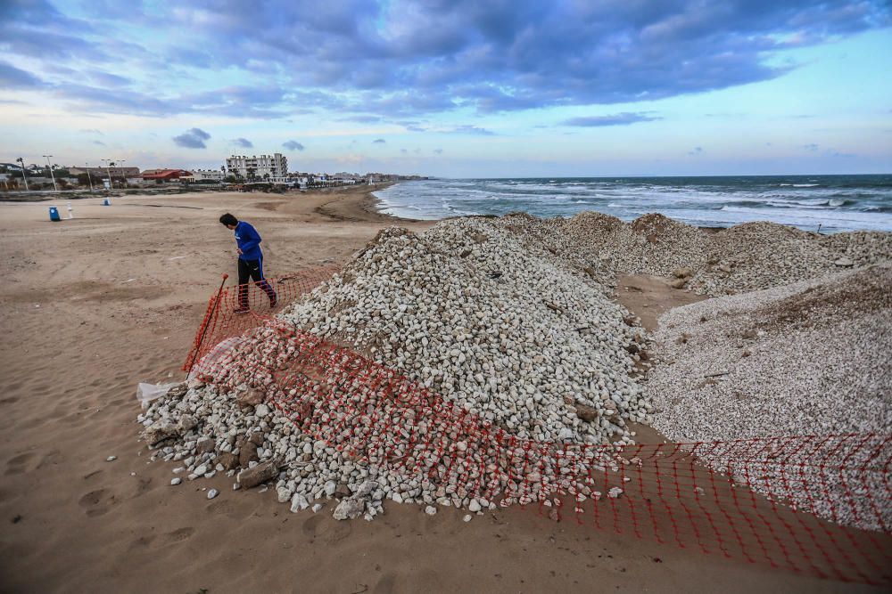 Obras de reparación y renovación del tramo sur del paseo de la playa de La Mata en Torrevieja que Costas quiere terminar antes del verano.