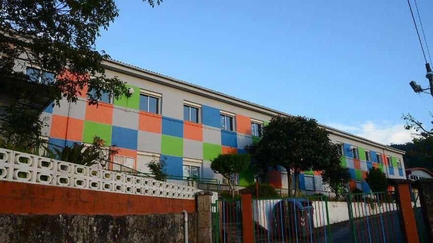 El colegio de A Torre es el único que todavía no está enganchado a la red municipal de agua. // G.Núñez