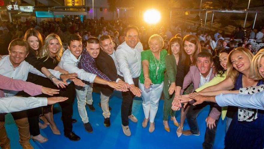 El PP de Finestrat presenta su candidatura en la Cala ante 600 personas