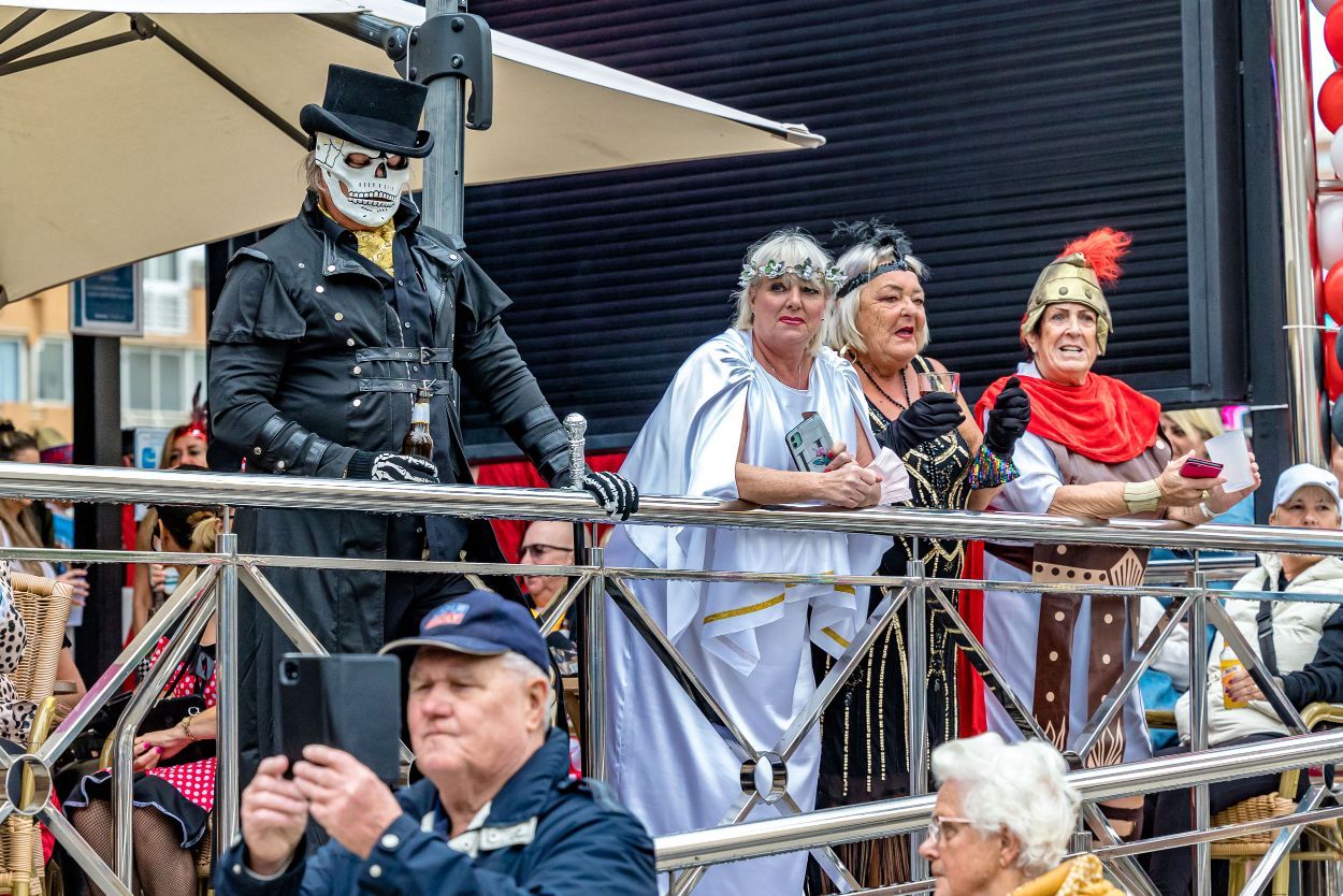 Los británicos desafían a la lluvia y celebran su "Fancy Dress Party" en Benidorm