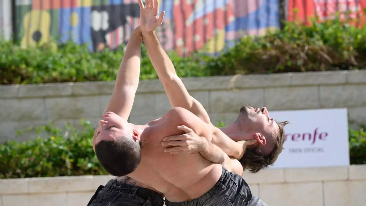 Danza contemporánea en plena calle durante las Fiestas del Pilar: "Acercar la cultura a la gente es muy importante"