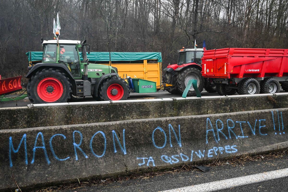 Varios tractores bloquean la autopista A1 en dirección a París a la altura de Chevrieres, este jueves.