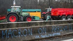 Varios tractores bloquean la autopista A1 en dirección a París a la altura de Chevrieres, este jueves.