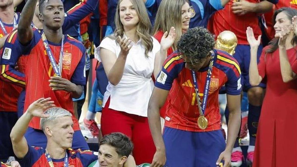 La princesa Elionor i la infanta Sofia, juntament amb la reina Letícia, a la celebració amb els jugadors. | LAVANDEIRA JR / EFE