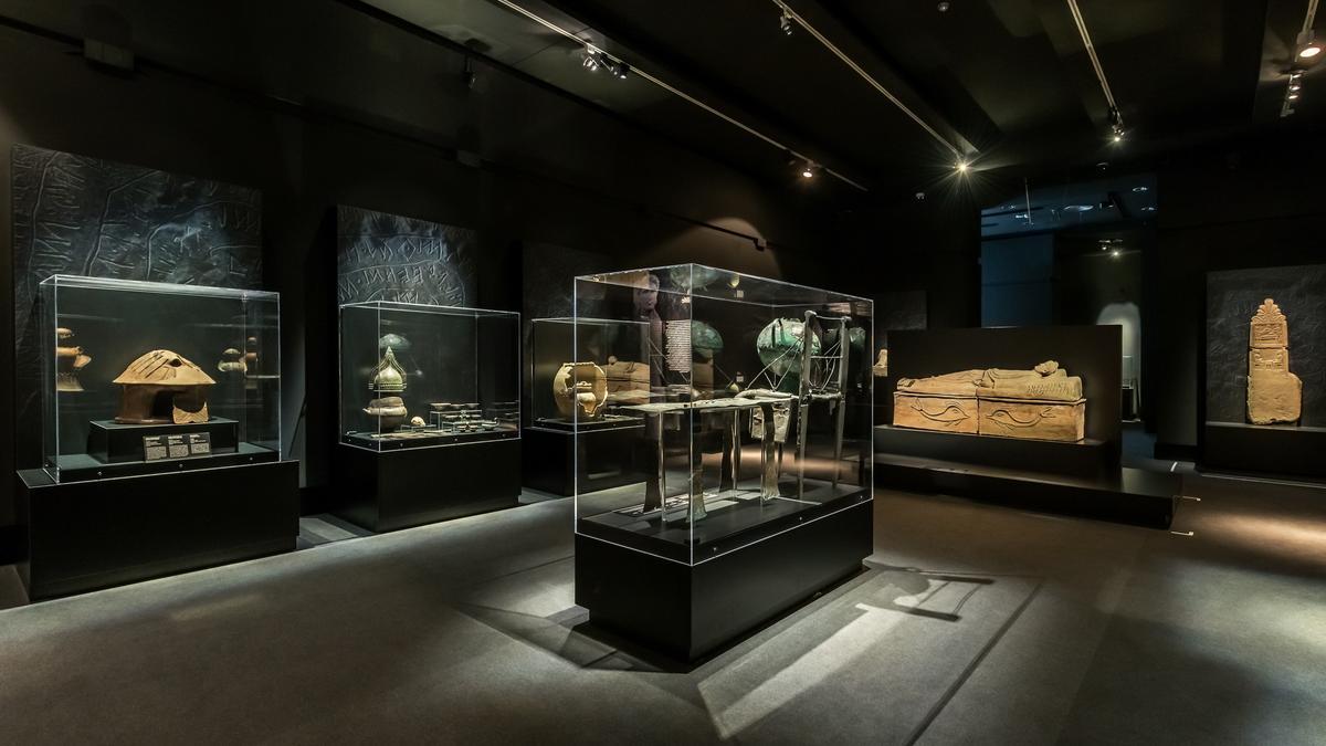 Una de las salas de la exposición de los etruscos en el MARQ: