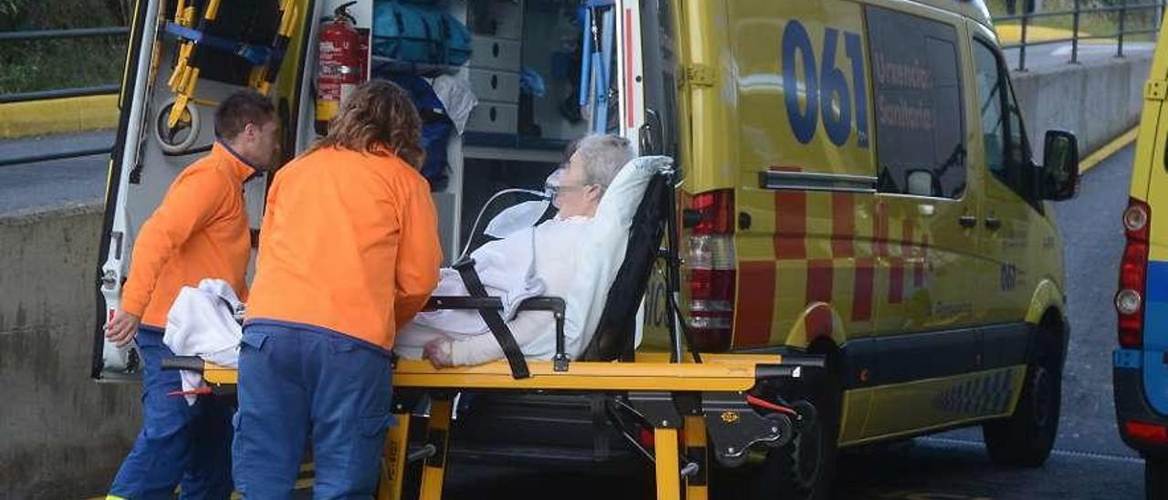 Una ambulancia a la entrada del servicio de Urgencias del Hospital Montecelo. // Rafa Vázquez