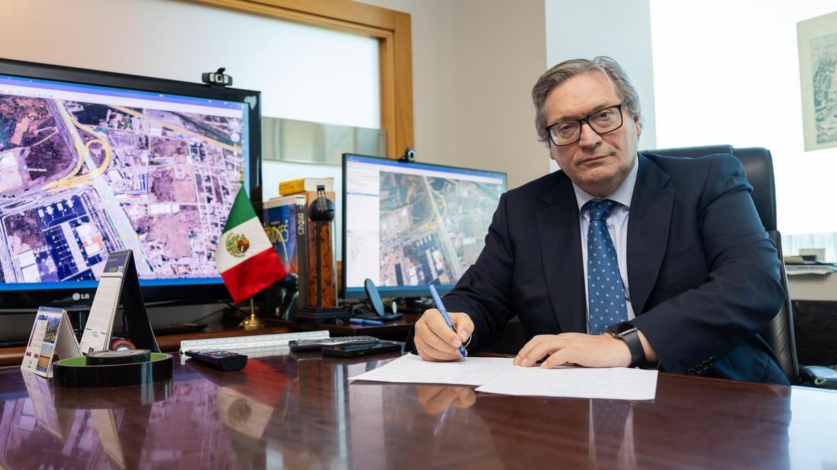El director de Sers Consultores, Joaquín Bernad, en su despacho en Zaragoza.