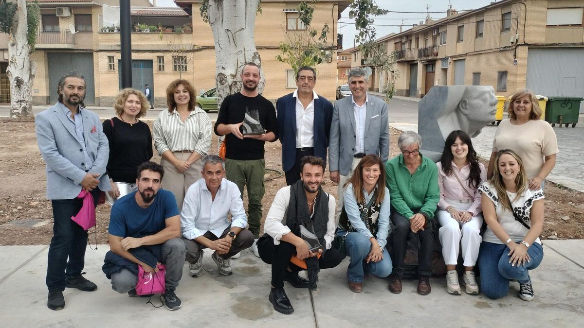 Escultores, autoridades y colaboradores del Simposium de Escultura de Calatorao de este año.