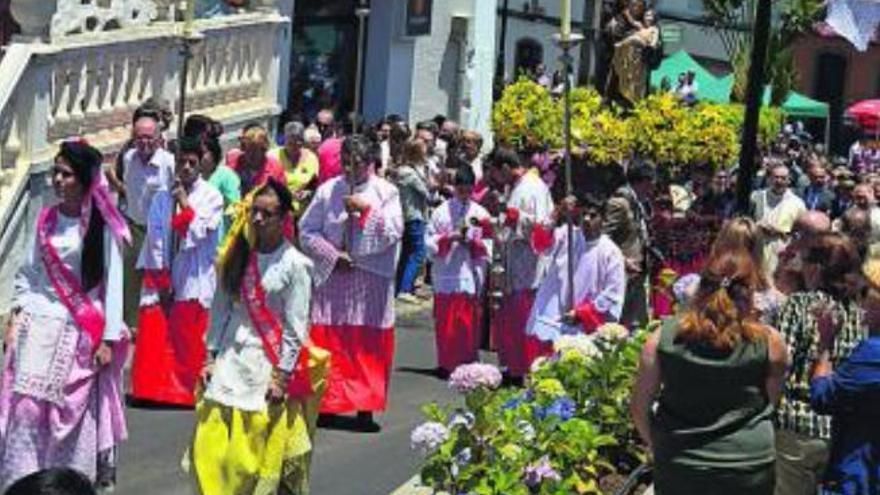 La procesión, con la imagen de santo, recorre las calles de Moya.