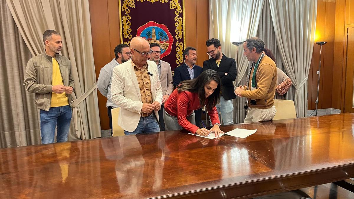 Firma de los concejales de PSOE y Hacemos Córdoba para la petición de un pleno extraordinario.