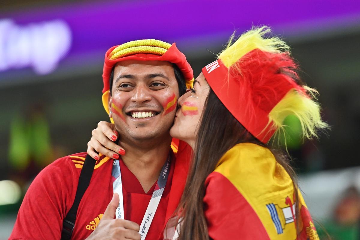 Doha (Qatar), 23/11/2022.- Fans of Spain ahead of the FIFA World Cup 2022 group E soccer match between Spain and Costa Rica at Al Thumama Stadium in Doha, Qatar, 23 November 2022. (Mundial de Fútbol, España, Catar) EFE/EPA/Noushad Thekkayil