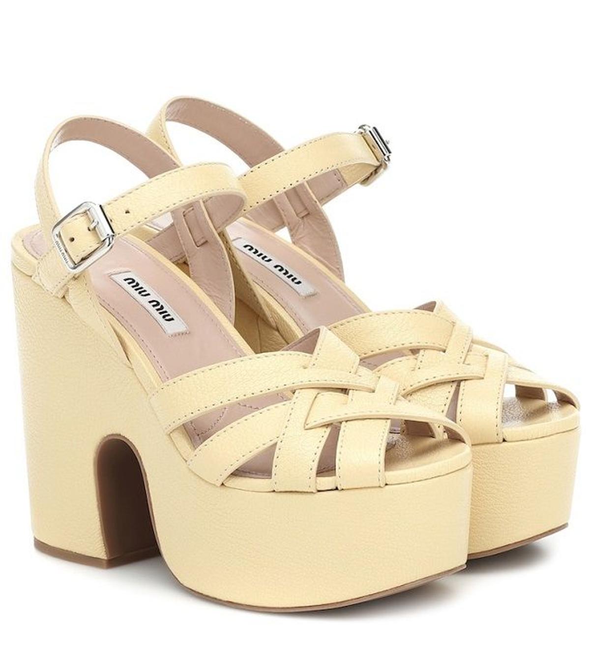 Sandalias de piel en amarillo pastel, de Miu Miu