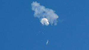 Momento en el cual es derribado el globo chino sobre el océano Atlántico.