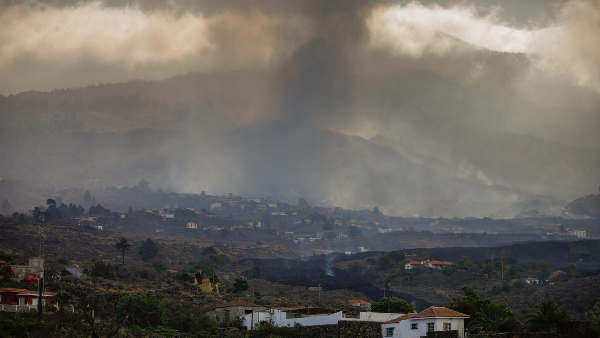 Los drones captan el avance imparable de la lava.