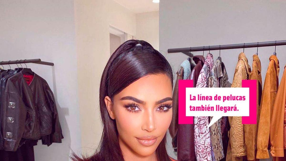 Kim Kardashian en su vestidor con un peinado al estilo de los años 60