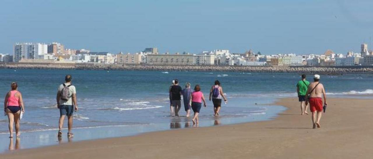 Paseando por la playa, con Cádiz al fondo.