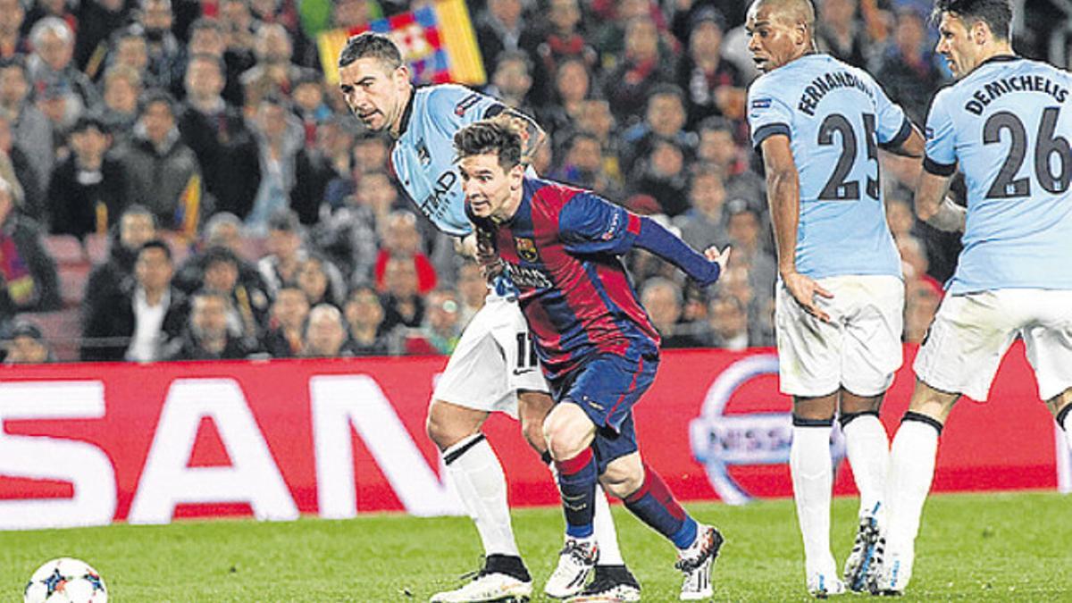 Leo Messi se escapa de tres defensores durante el Barça-Manchester City