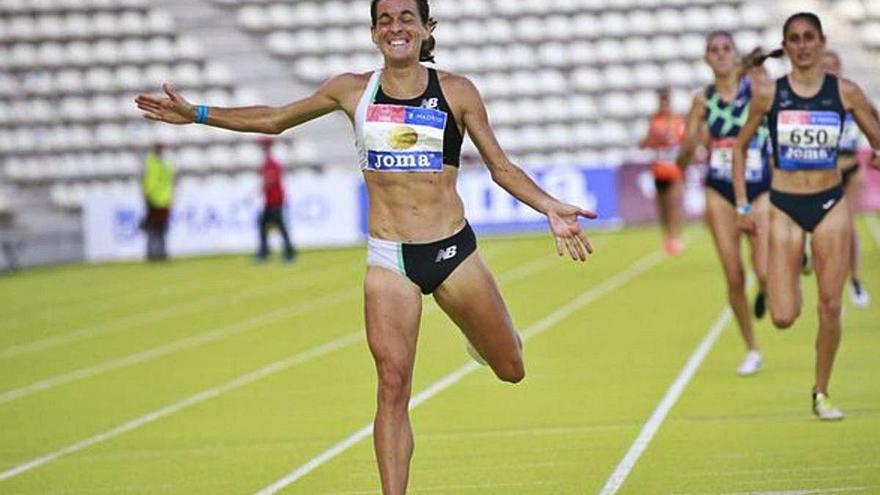 L&#039;atleta banyolina entrant a la meta en la prova de 1.500 metres ahir a Madrid