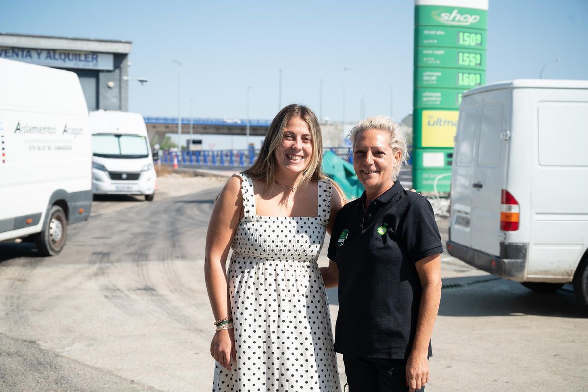 Sonia Arantegui y Celia, trabajadoras de la Gasolinera-Restaurante BP, este jueves.