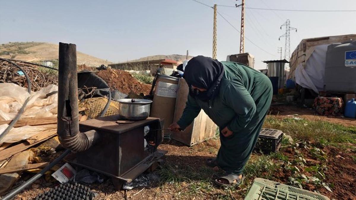 La refugiada siria Soultana Solaibi, en un campo de la ciudad libanesa de Majdal Anjar, el pasado junio.