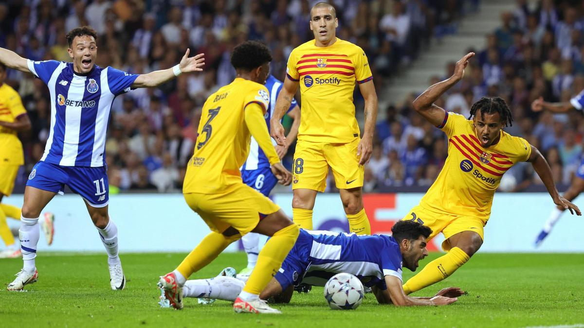 Oriol Romeu observa la caída de un jugador del Oporto entre Balde y Koundé.