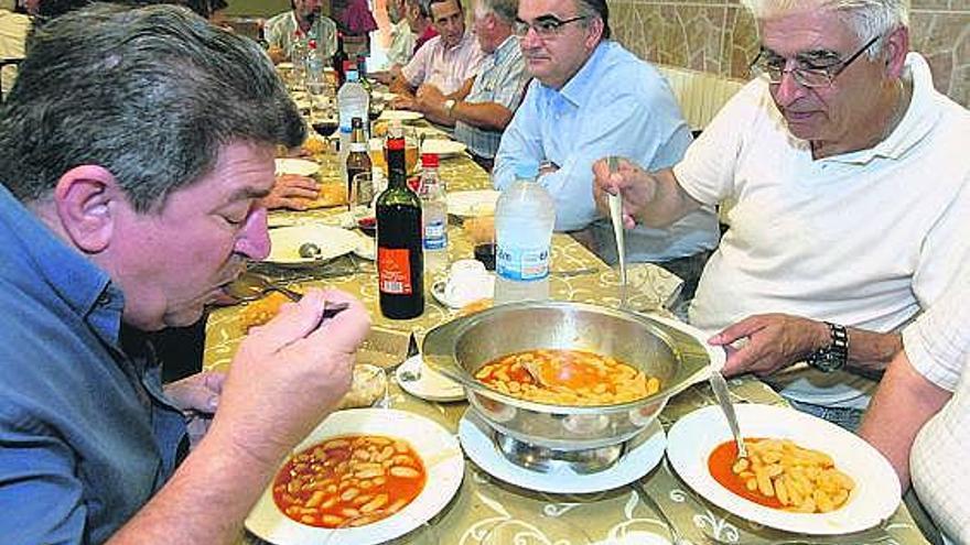 Comensales participantes en la degustación de fabada del centro social «El Carmen».