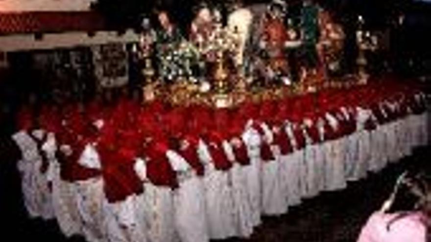 La Cena de Plasencia procesiona a hombros tras 40 años sobre ruedas