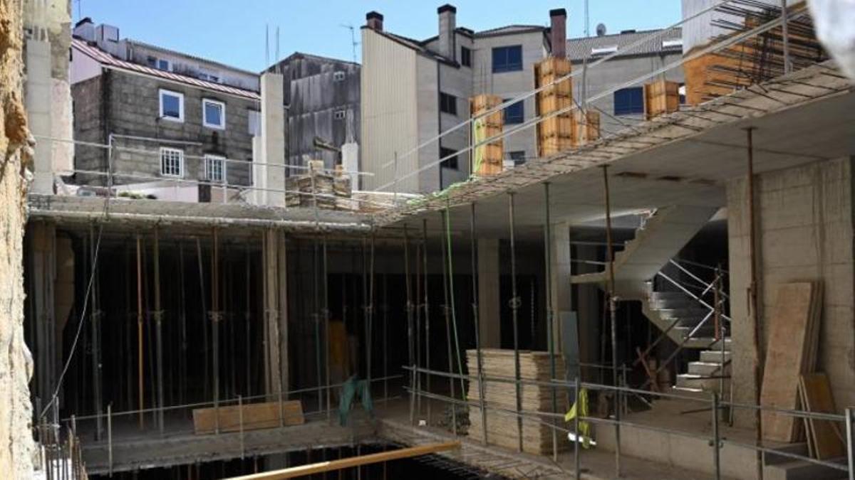 Un edificio de viviendas en construcción en la calle Peregrina