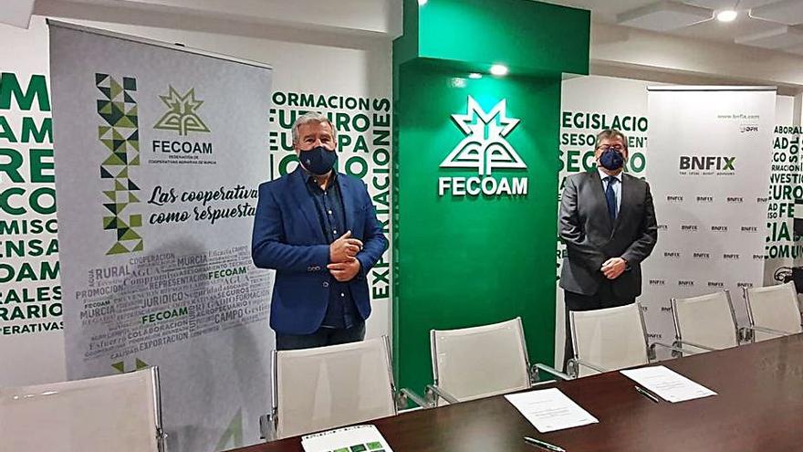 El presidente de Fecoam (i) y el representante de BNFIX durante la
firma hace unos días. | FECOAM