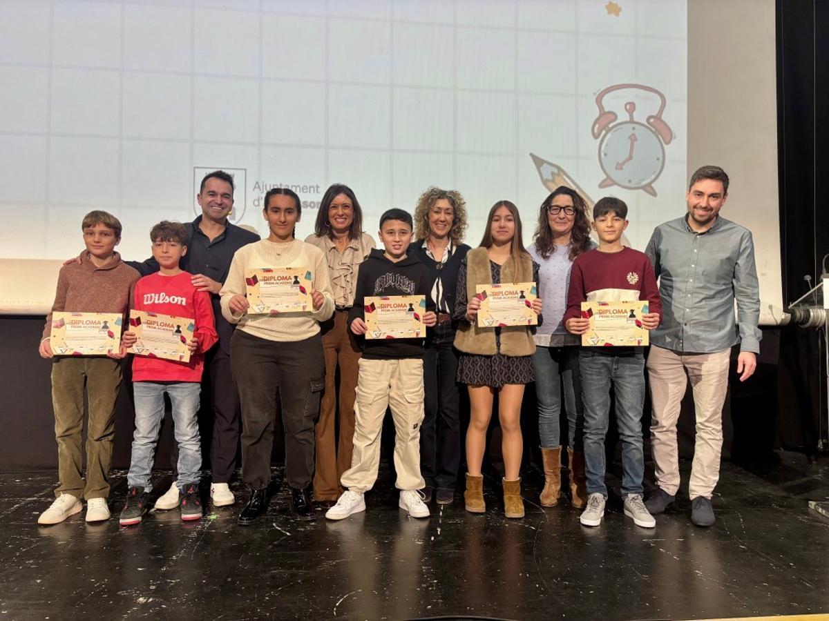 Foto de familia de los seis alumnos galardonados con los Premios Extraordinarios de Educación Primaria junto a representantes municipales y del ámbito educativo.