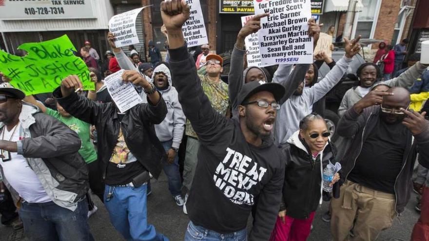 Un grupo de personas celebra en Baltimore el procesamiento de seis agentes de Policía.