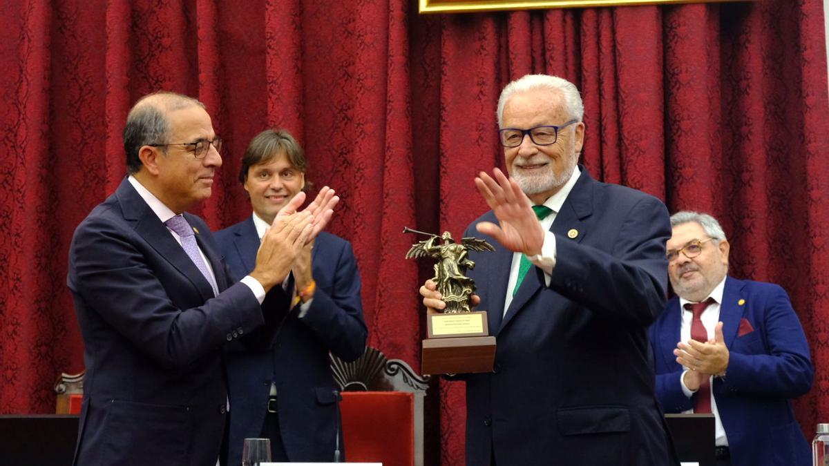 Jesús Maeztu, el Defensor del Pueblo Andaluz, ha sido homenajeado este miércoles por la Universidad de Sevilla por su trayectoria como profesor y Defensor del Pueblo Andaluz