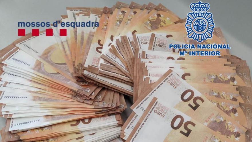 Els investigadors han confiscat feixos de bitllets falsos