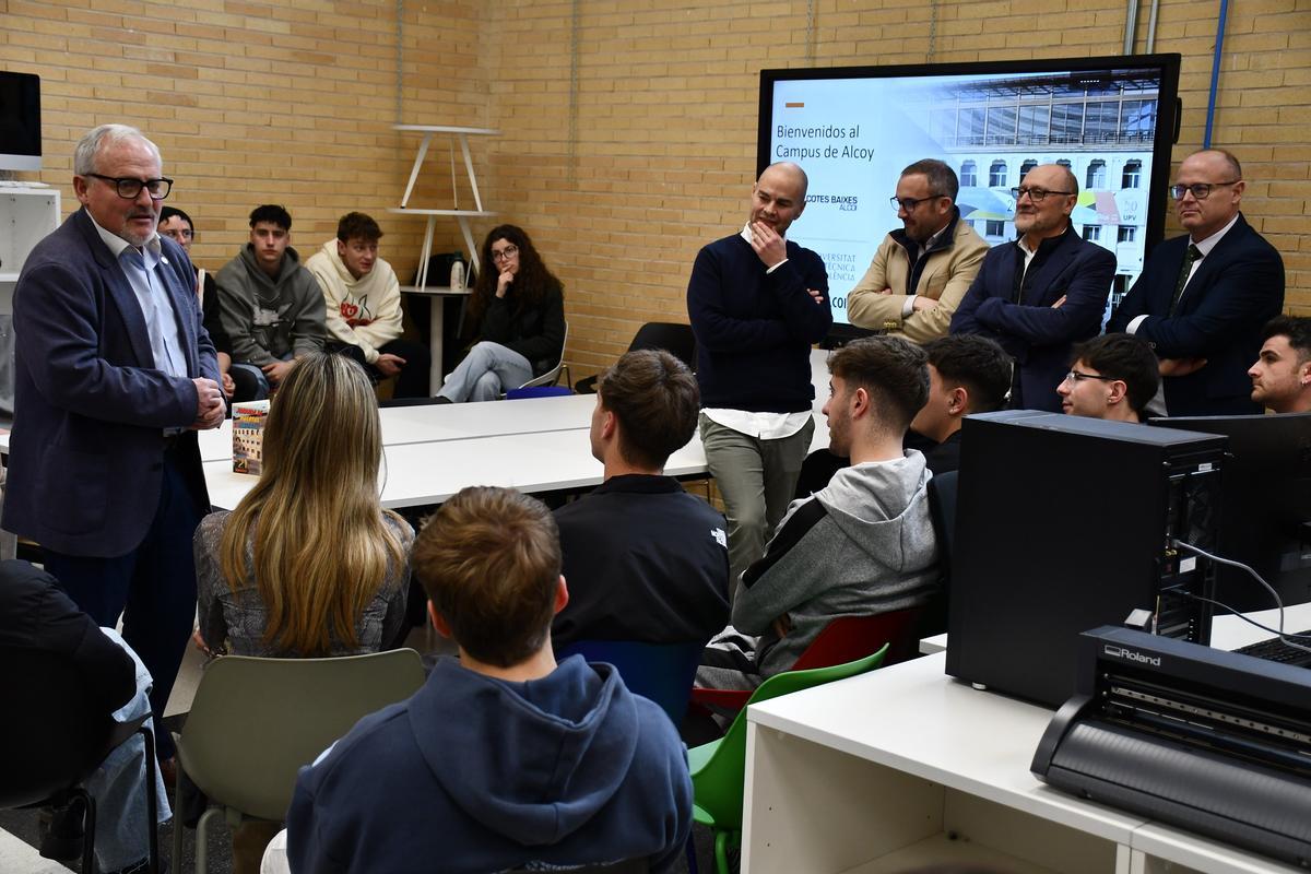 A la izquierda, el director del Campus de Alcoy, Pau Bernabeu