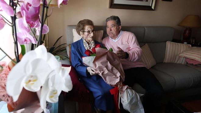 Carmen Adán Nogueira recibiendo un ramo de flores del alcalde de Pontevedra por sus 106 años