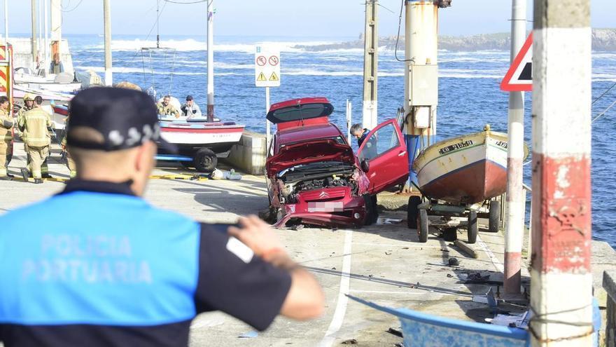 Sufre una indisposición al volante y el choque contra una lancha evita que su coche se precipite al mar en O Portiño